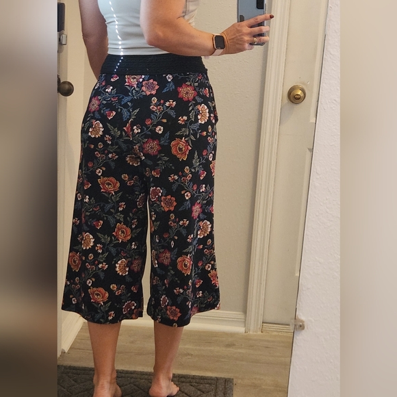 🔥Women's Cropped Black Floral Culottes Gaucho Style Capri Pants Size M - Picture 3 of 6